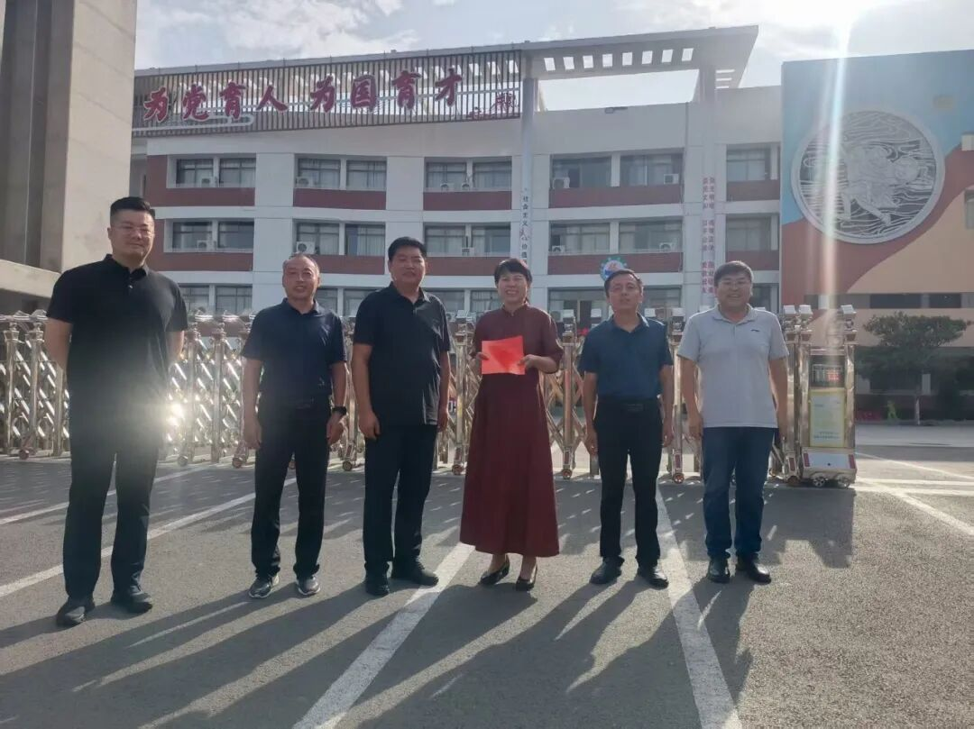 濮阳市华龙区教育局领导到濮阳市昆吾小学开展教师节慰问活动