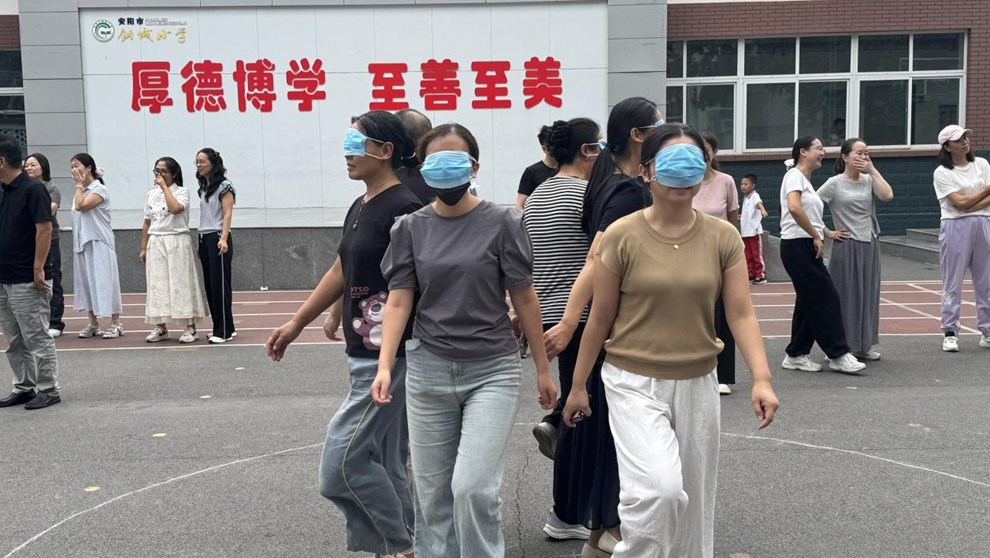 安阳市钢城小学：举办教师节踏步定点趣味比赛活动