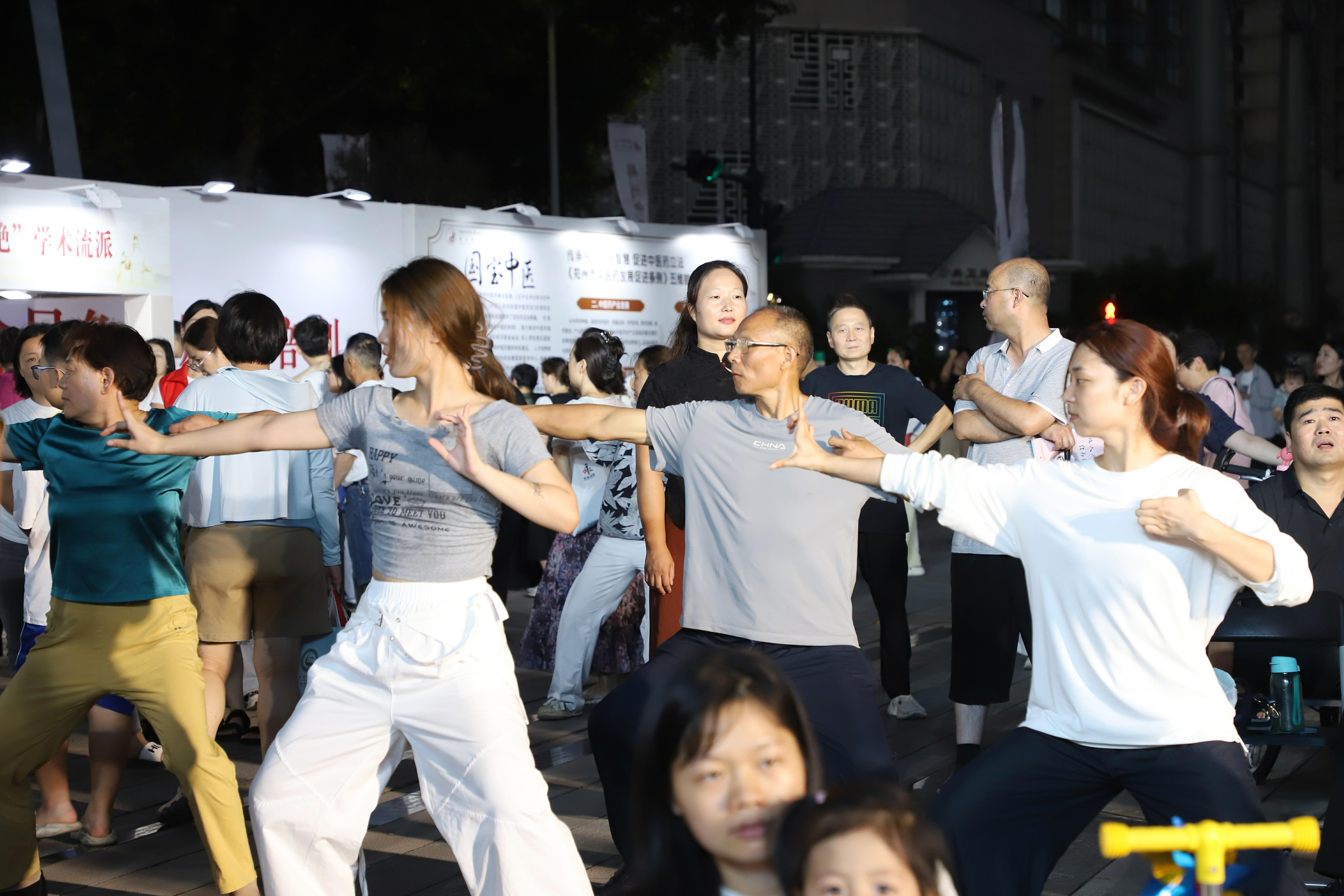 郑州中医药文化夜市秋季专场启幕 千余市民共赴养生之约
