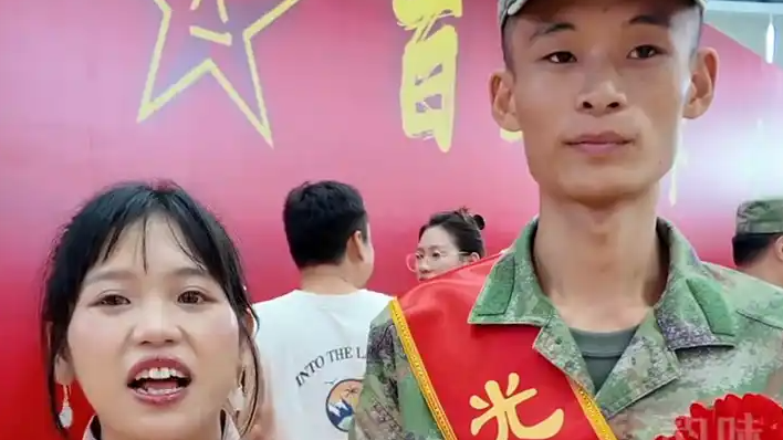 浙江小伙二次入伍，女友含泪送别：“等你回来娶我！”