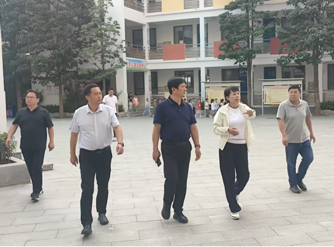 濮阳市华龙区教育局局长杨希禄到市昆吾小学调研
