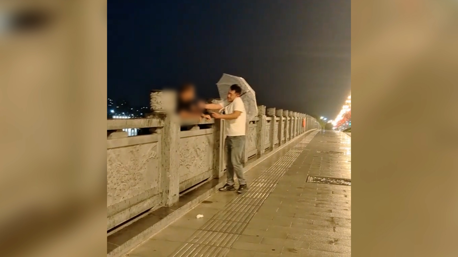 老人欲跳桥轻生，退伍军人佯装递烟周旋救下