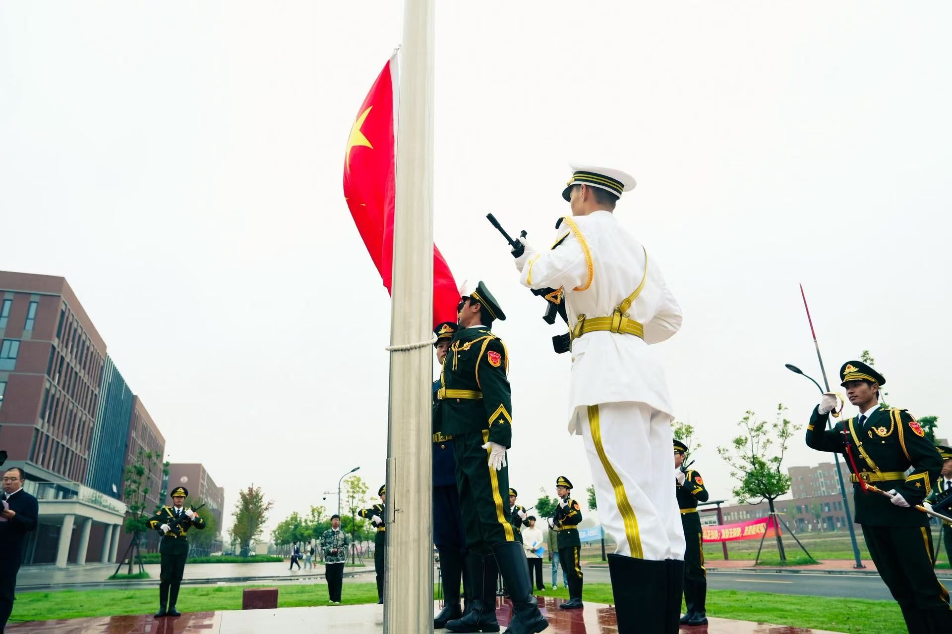 信阳科技职业学院隆重举行“‘纪念九一八’砥砺强国志”主题教育暨2025级新生军训拉练出征仪式