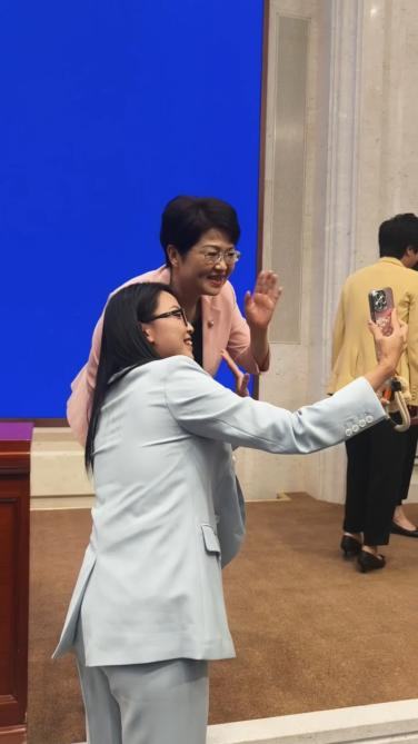 【象·北京】“別看是個(gè)‘娃娃’，她可厲害了！” 咱河南鶴壁28歲女村長(zhǎng)在國(guó)新辦發(fā)布會(huì)上被點(diǎn)贊