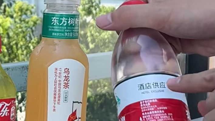 老人疑长期摆摊卖“假水” 当地回应