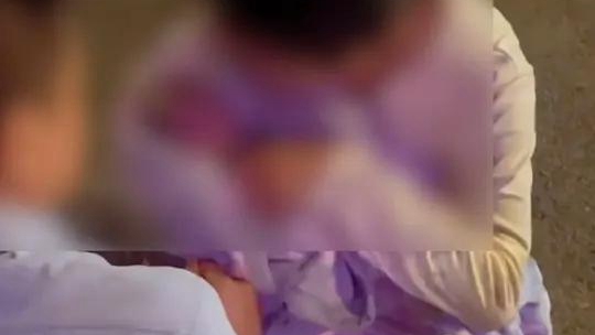 女子凌晨街头产子赤脚抱婴儿，知情人：脐带都没剪，天气很冷