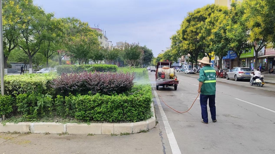 罗山县园林绿化中心打响苗木病虫害防治“歼灭战”