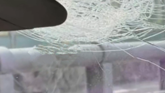 坐车被飞来铁块砸破额头女子发声：缝了好多针