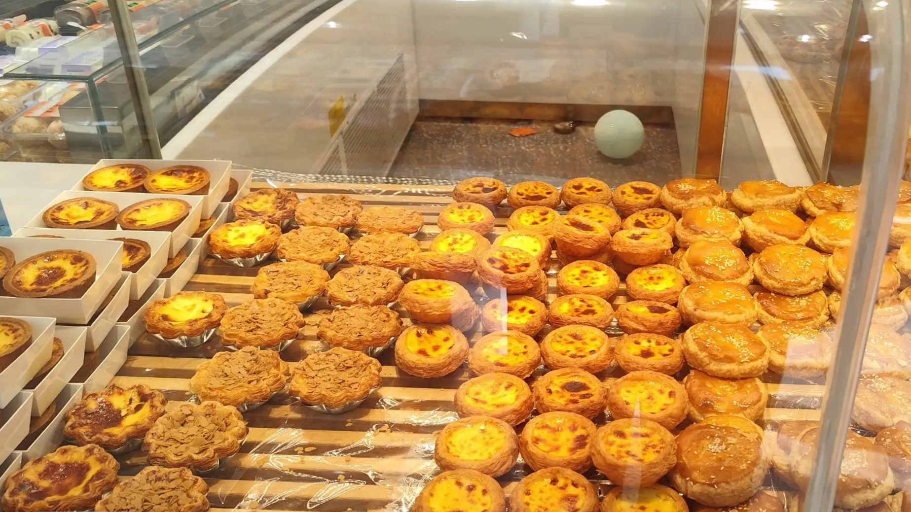 偷吃5个蛋挞女子已返回店内买单，店家回应