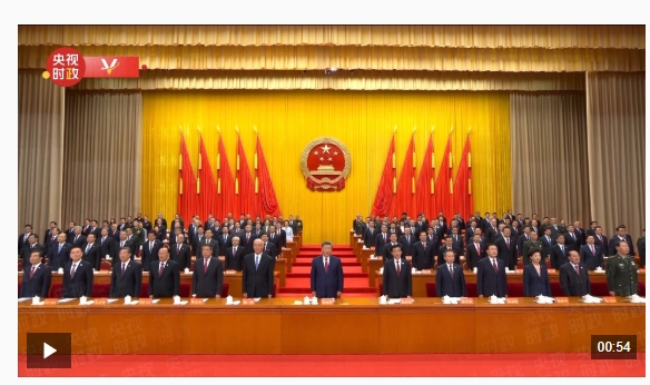 独家视频丨全体起立高唱国歌 新疆维吾尔自治区成立70周年庆祝大会隆重举行