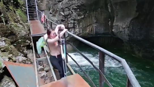 女子南太行徒步从破损栈道跌落水潭