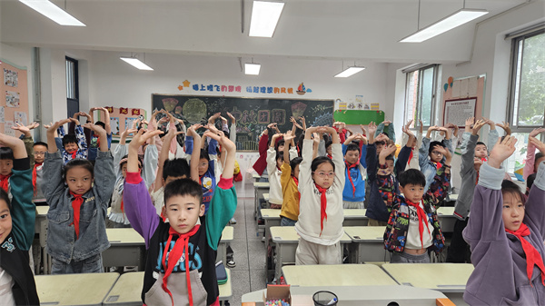 雨滴敲窗当伴奏  课间活力“不打烊”