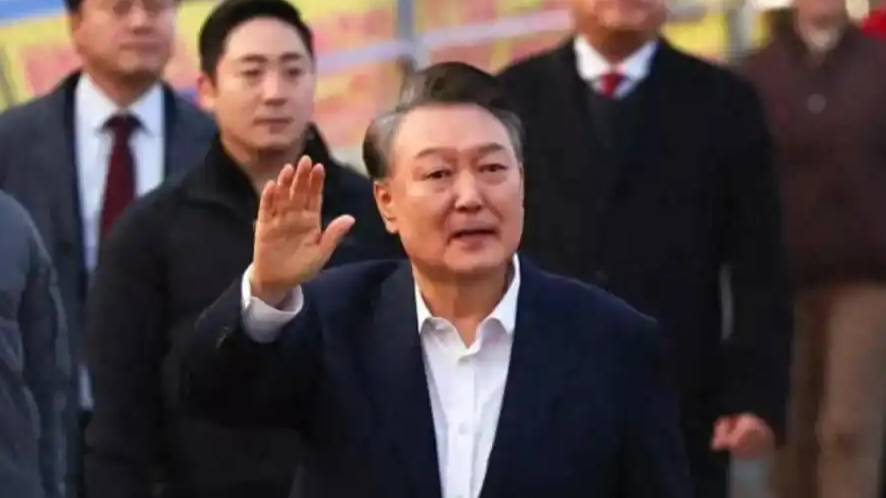 尹锡悦穿正装出庭受审，头发花白：系时隔85天再次出庭