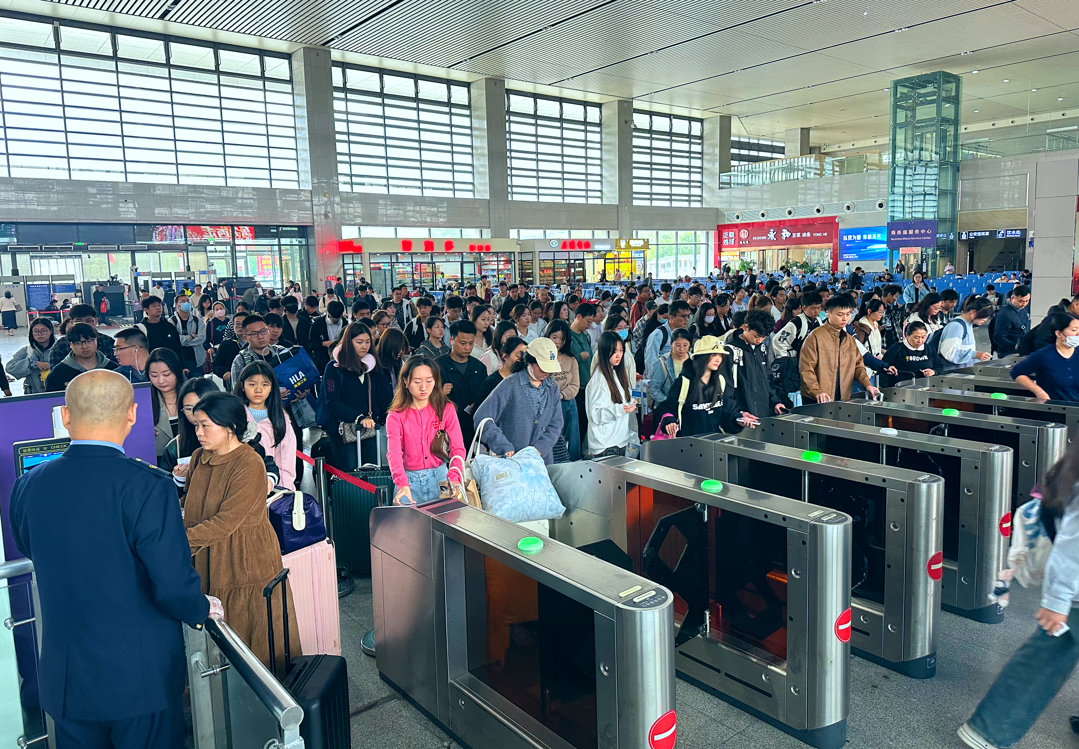 驻马店西站全力迎战“双节”