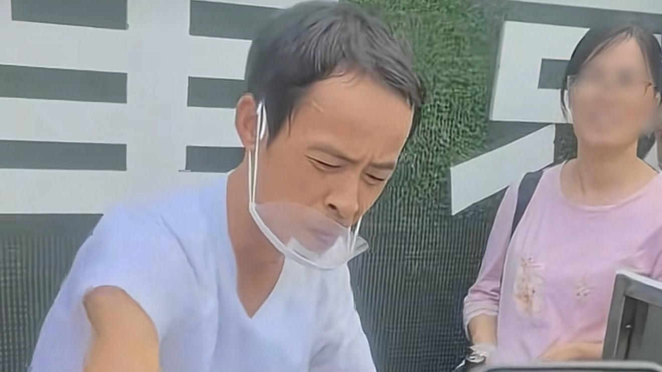 “鸡排哥”称两三年前就已被包围 能适应爆火的感觉