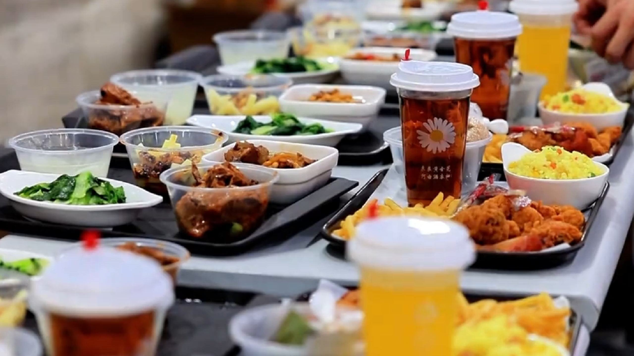 国庆多地机关食堂开门迎客，同时开放停车场