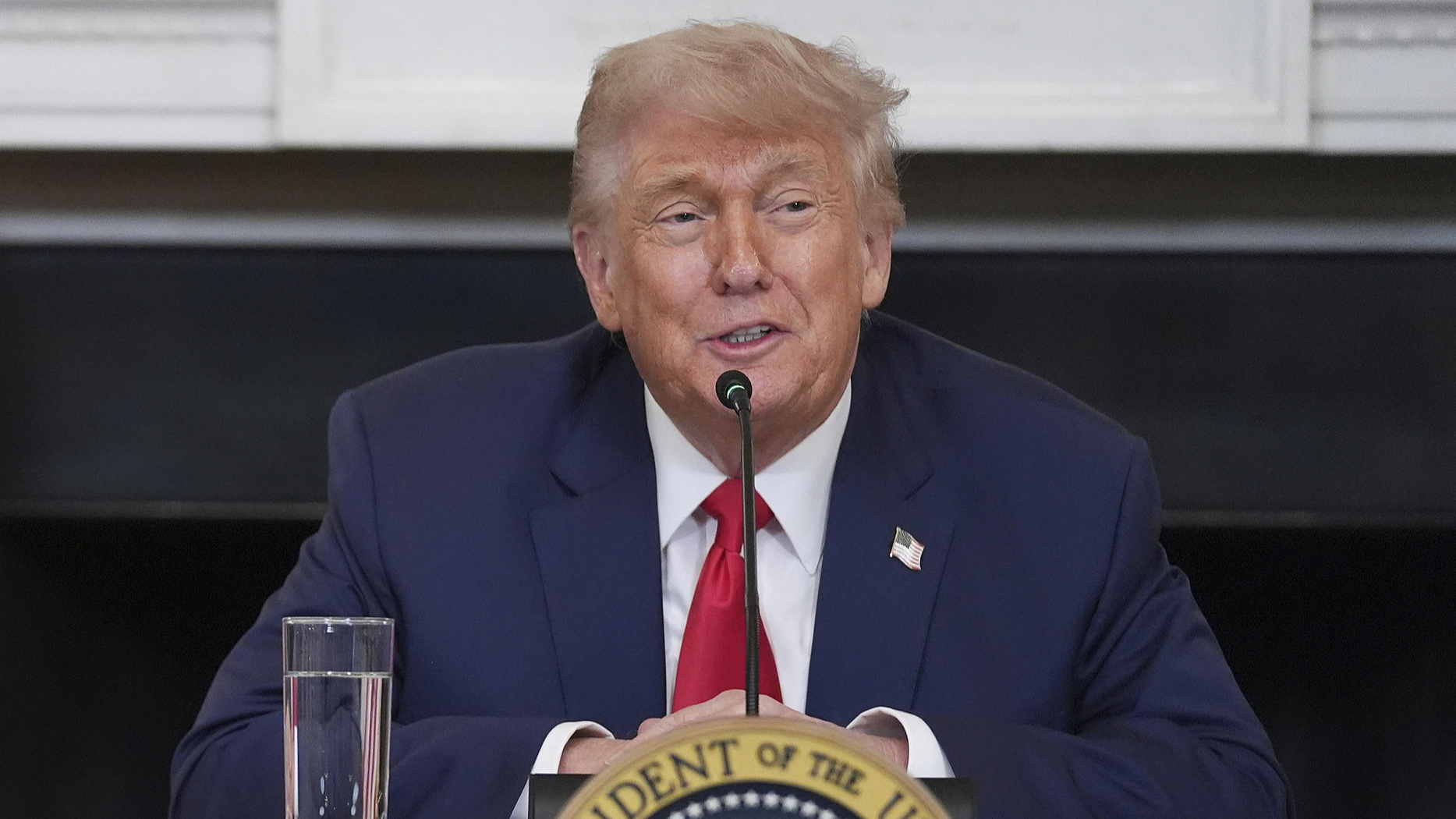 正在开会，美国务卿偷偷给特朗普递纸条