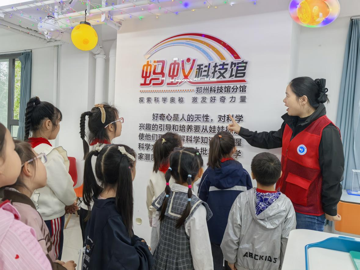 “蚂蚁”探“科学”！娃在社区科技馆玩嗨啦