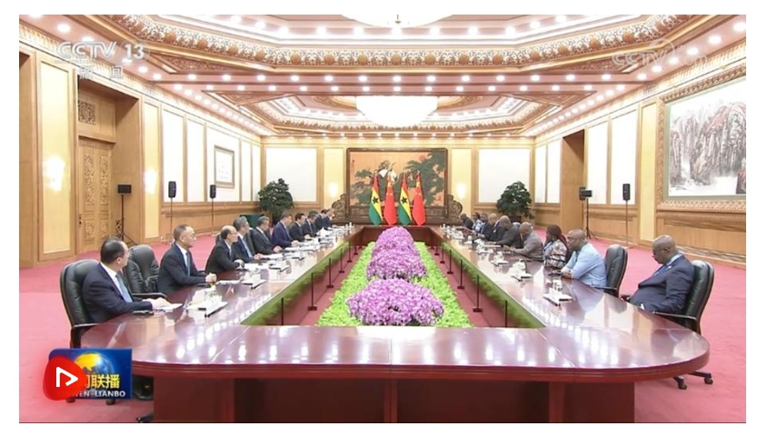 习近平会见加纳总统马哈马