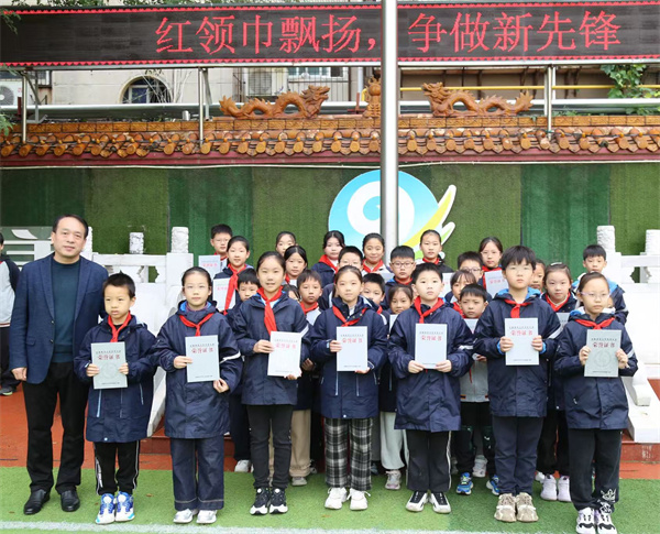 升旗仪式添亮点！金水区南阳路第二小学为十三届全国规范汉字书法大会获奖学生现场颁奖
