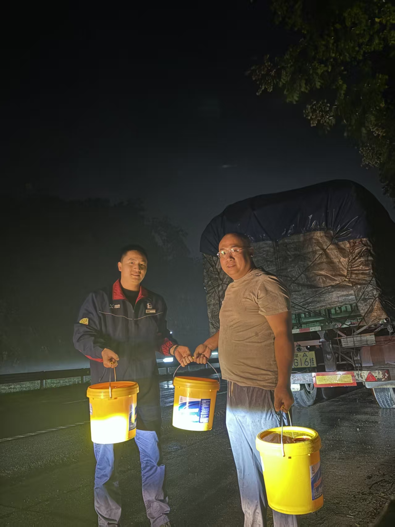 雨夜救援：中石化加能站的温暖守护