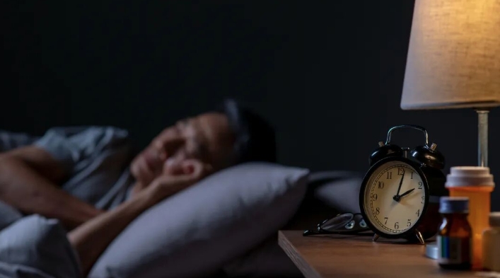 睡不着就“翻白眼、默念口诀”……“邪修入睡法”有用吗？