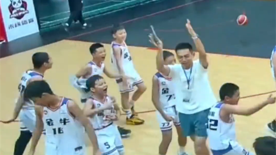 全场沸腾！最后5秒小孩哥投进压哨3分球