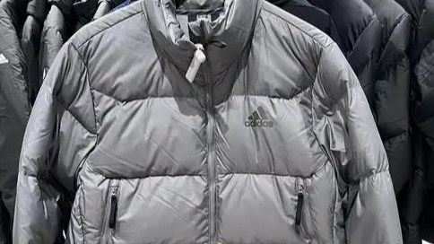 阿迪达斯客服回应羽绒服为雪中飞代工：售出产品均有质量保障