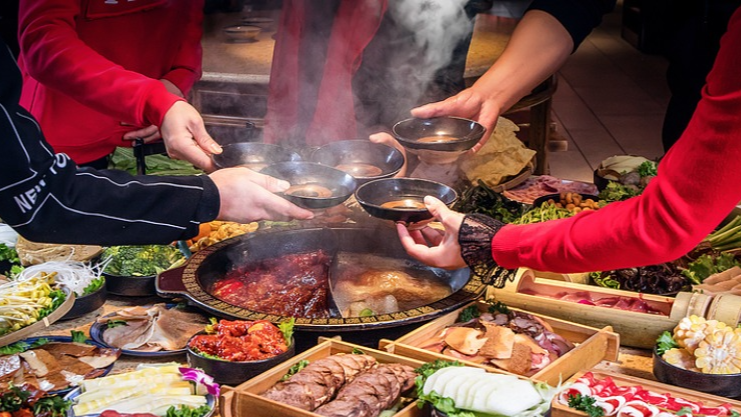 免费火锅作诱饵 诈骗团伙坑骗600余名老人4200万元