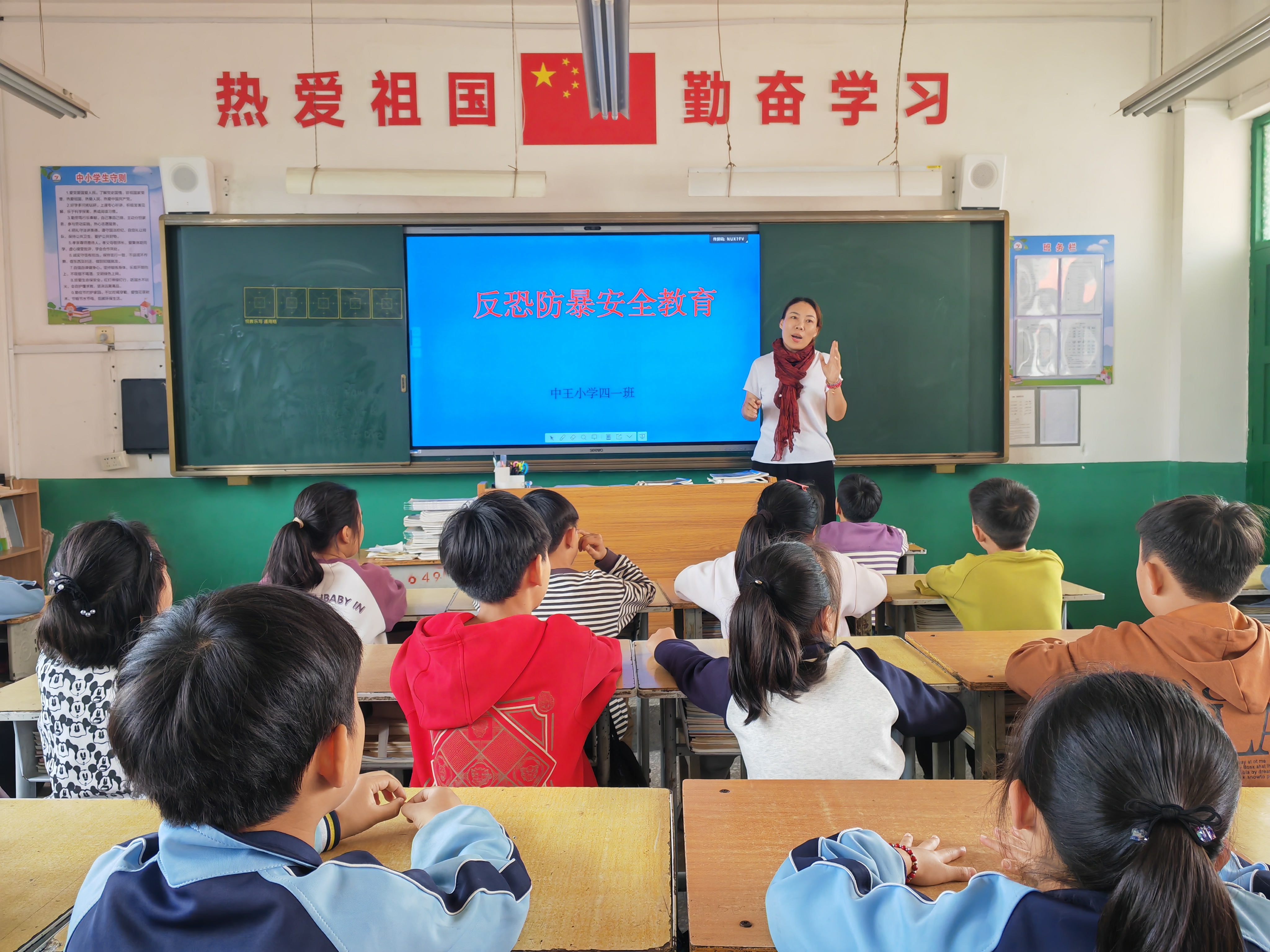 济源：轵城镇中王中心小学举行反恐防暴安全演练