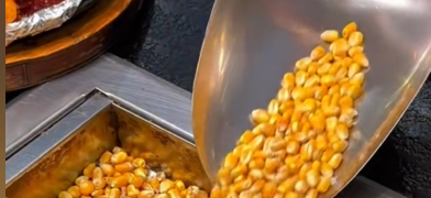 店主回应用玉米作燃料烤肉：是别人不要的玉米，按市场价收购