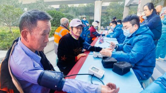 情暖环卫心，关爱零距离，他们为“美容师”送健康