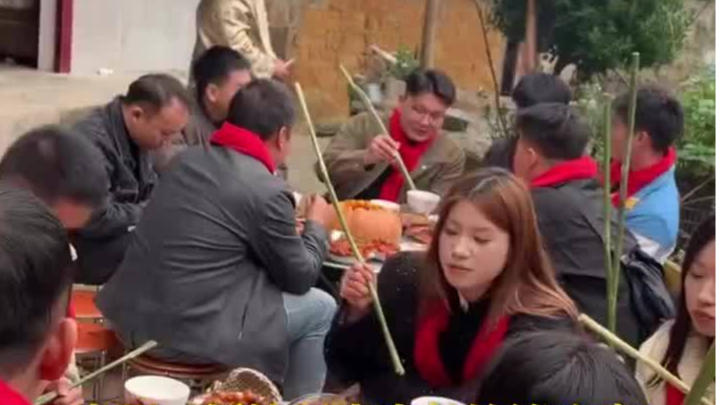 贵州一地婚礼用半米长竹筷吃席