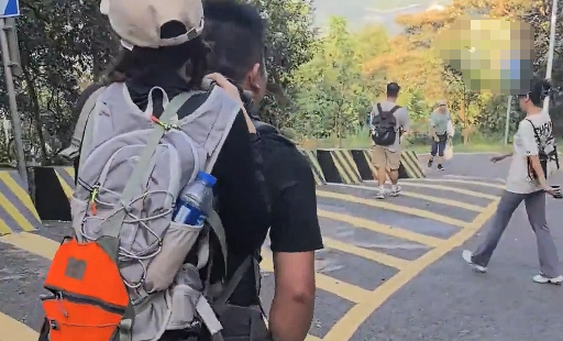 女子登山不慎崴脚，热心小伙徒步3公里背女生下山