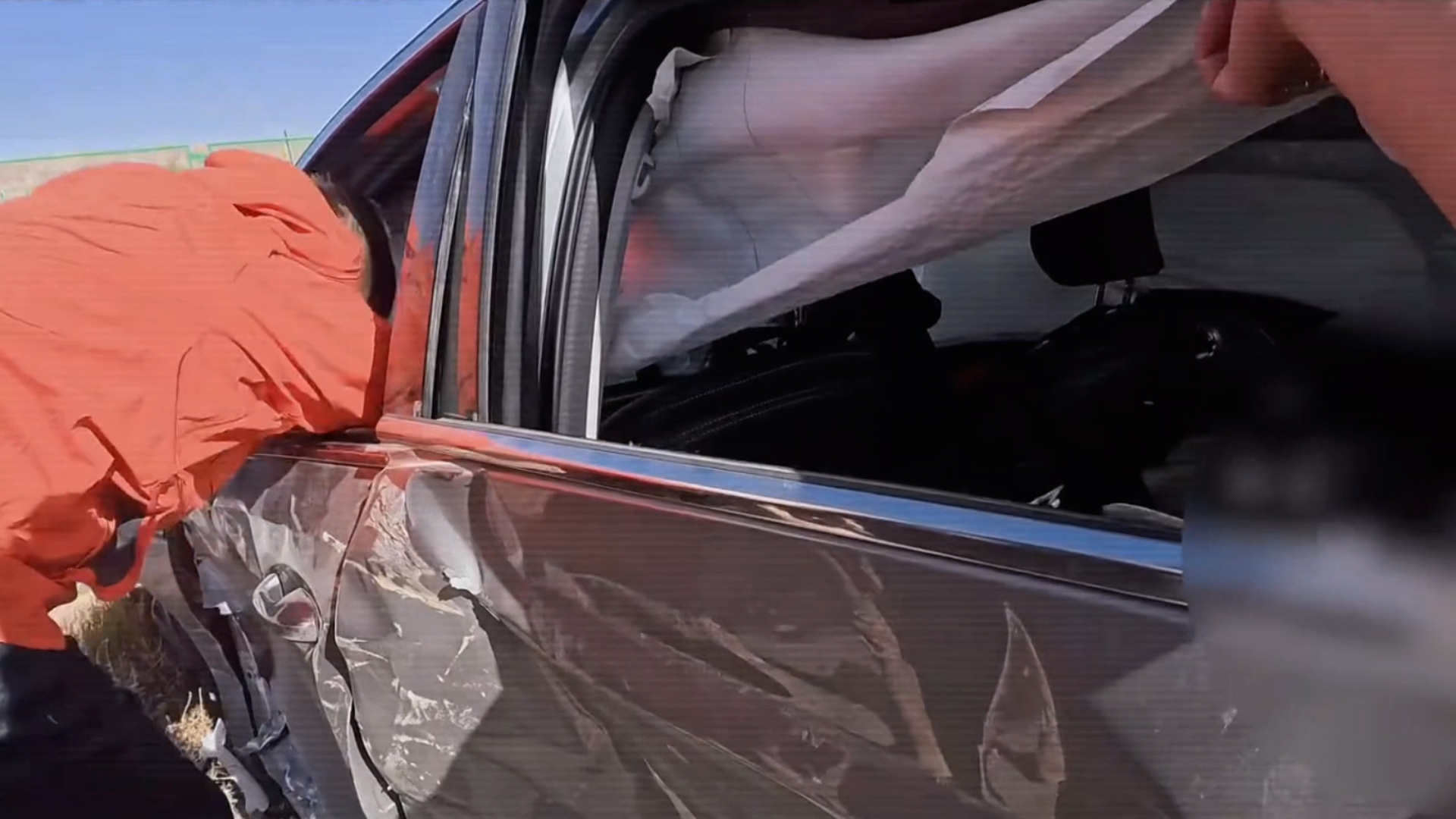 高速上目睹车祸三人被困，救人者回应砸窗撬车门：本能反应