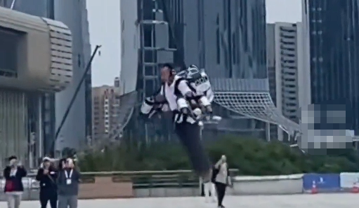 杭州有人背个包原地起飞，工程师：已经在给机器人做调试