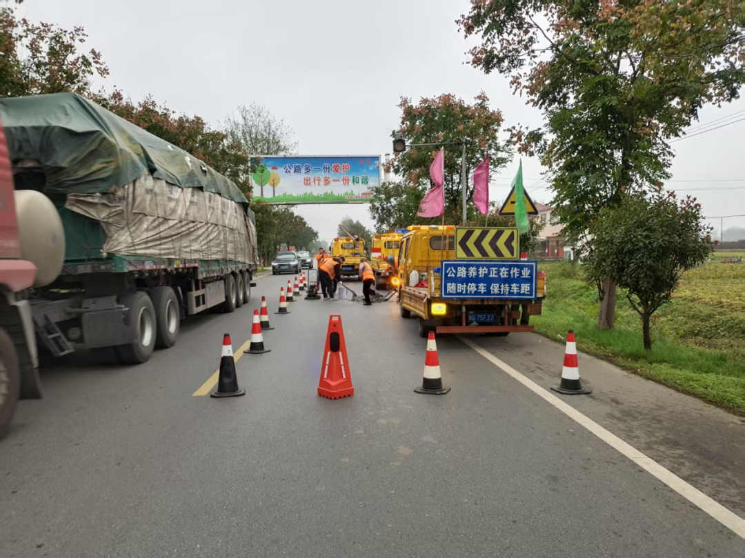 汝南：扎实开展秋季养护工作 全力保障路网通行安全