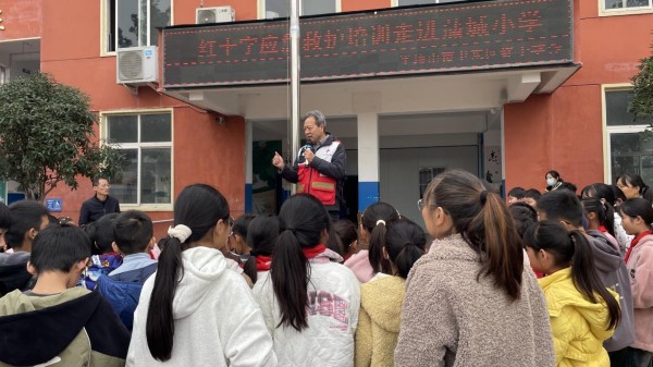 平顶山市卫东区红十字青少年活动暨应急救护培训走进蒲城小学