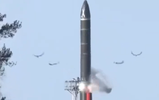 普京坐镇指挥 俄军连射多枚洲际导弹