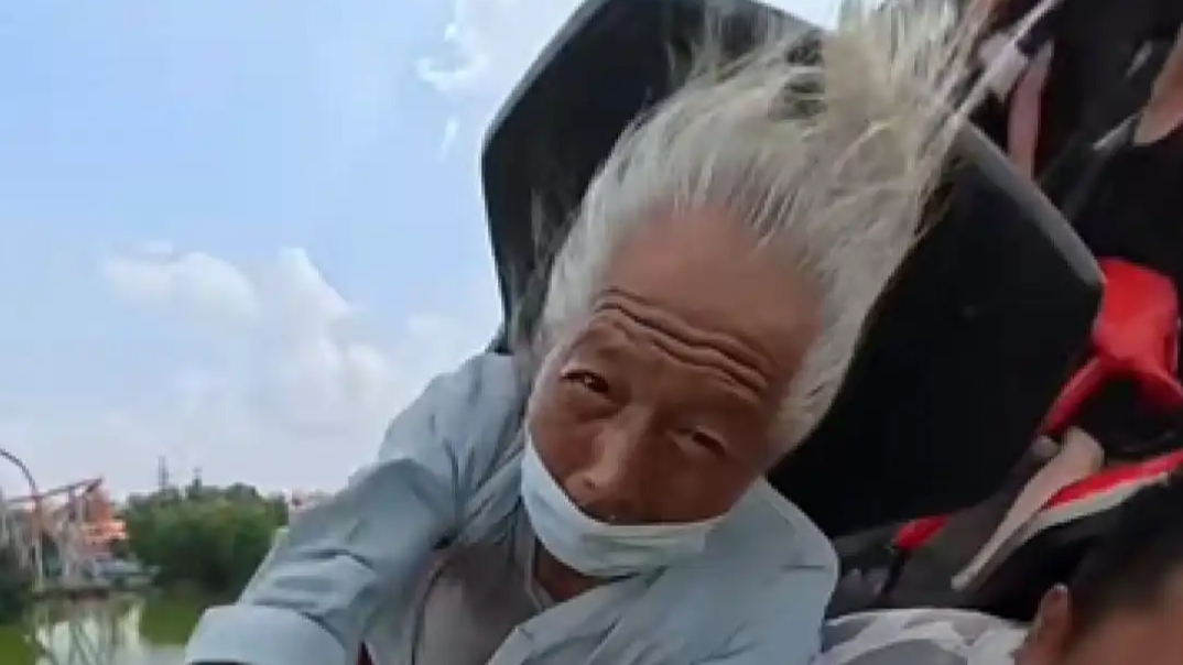 75岁大爷1天狂刷43次过山车