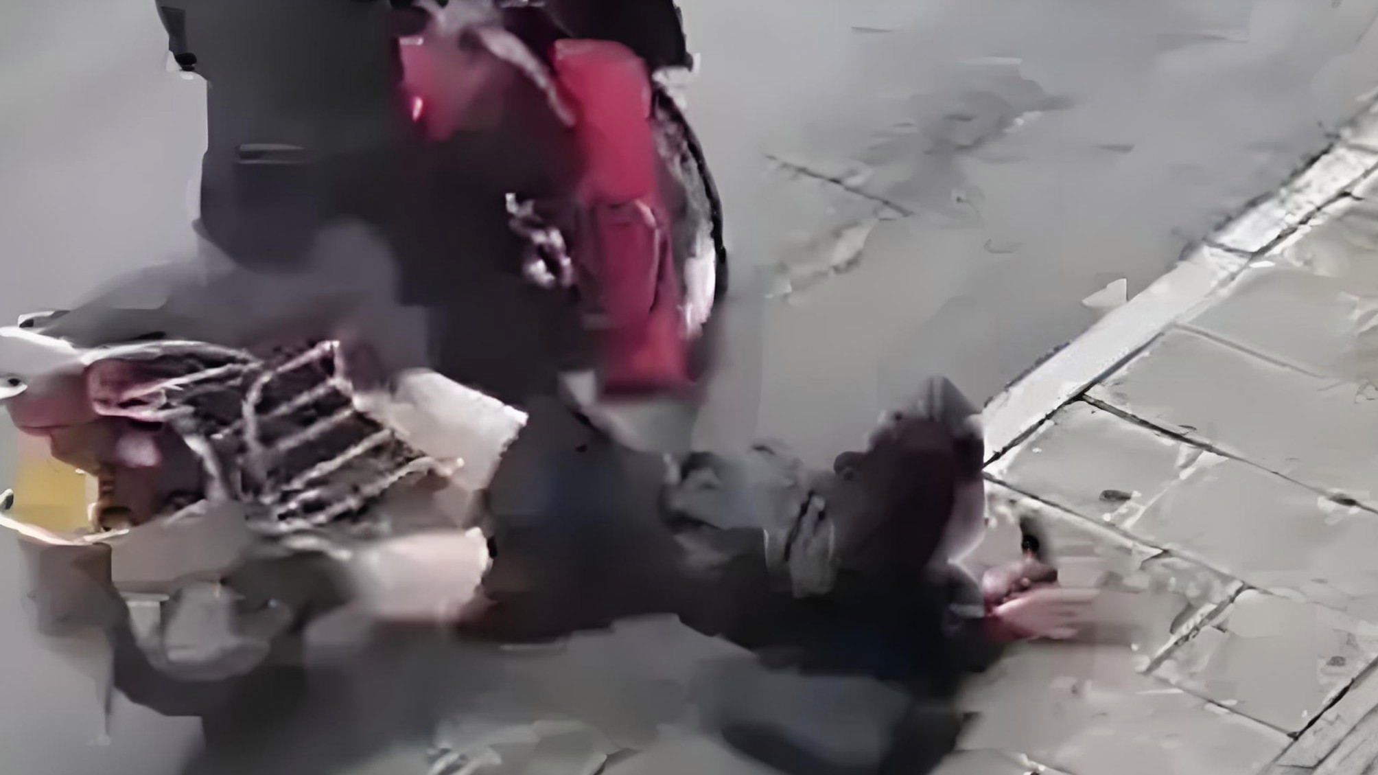 隔着屏幕都觉得好痛！摩托车司机急刹致后排女子被甩飞