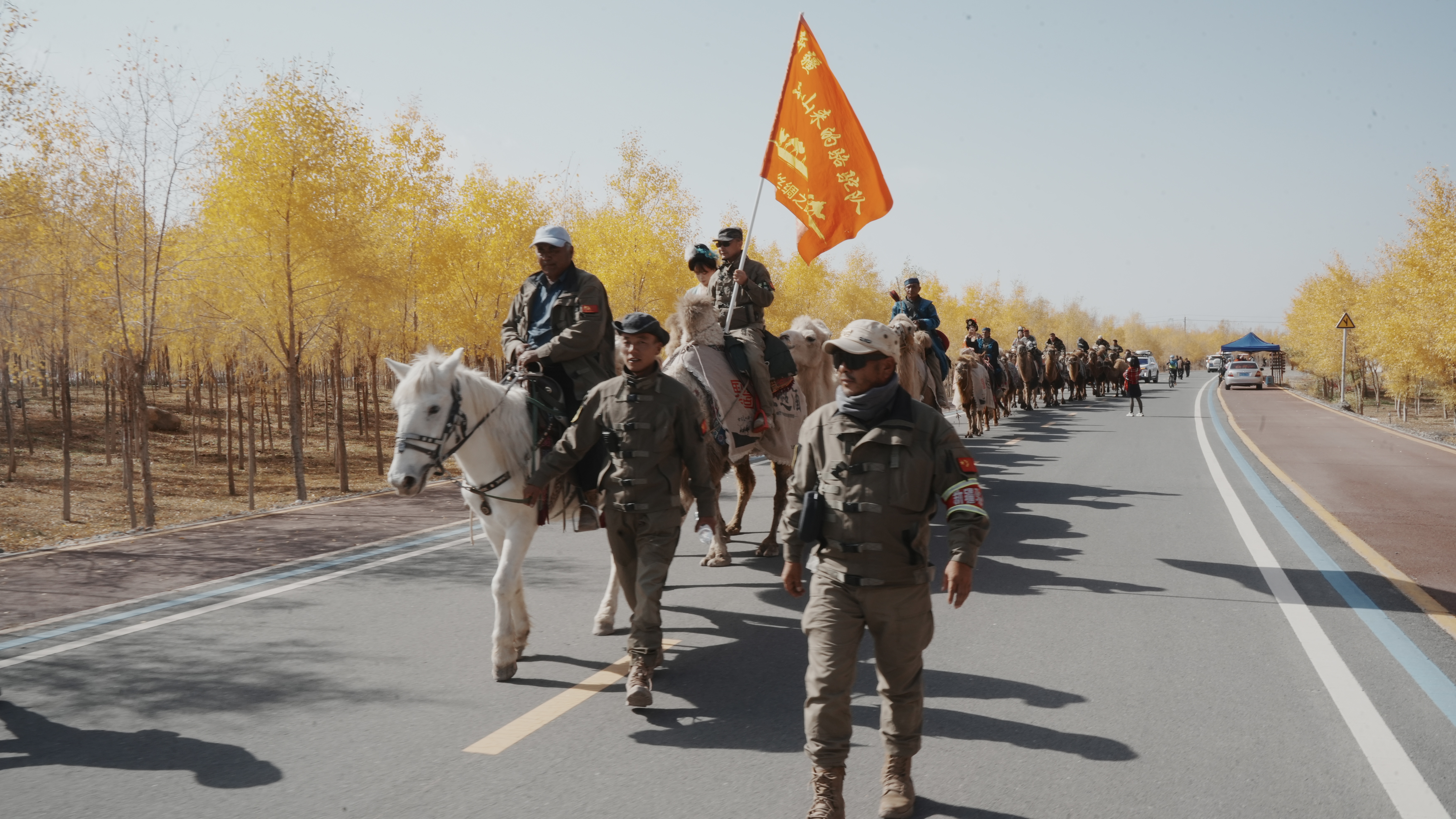 东天山来的骆驼队跨越3000公里，徒步重走丝绸之路