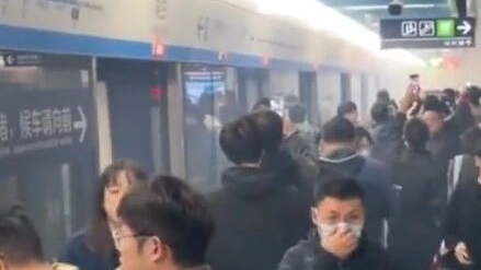 南京地铁1号线突发冒烟，最新回应：系列车设备故障