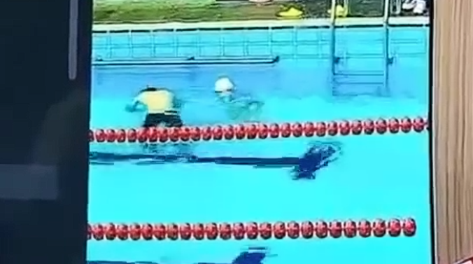 男子教女儿游泳时跳水致死