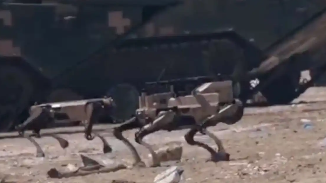 解放军演练抢滩登陆：无人机、机器狗上场打头阵