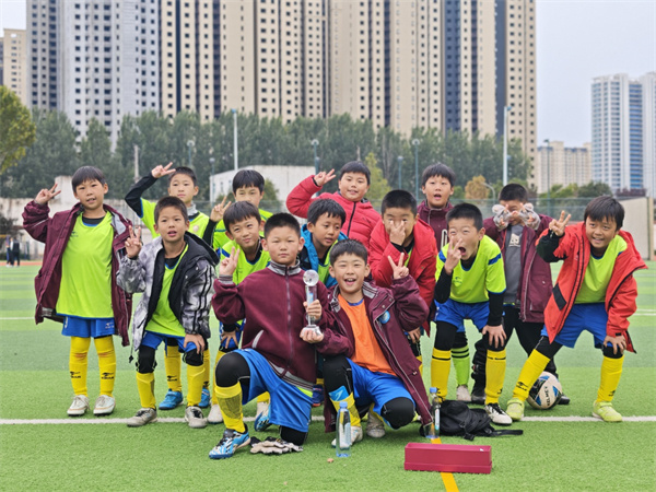 郑州市惠济区东风路小学兴隆校区勇夺“区长杯”足球赛小学乙组一等奖