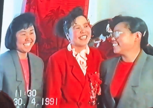 婚礼现场播放父母90年代结婚录像，宾客都从中找当年的自己