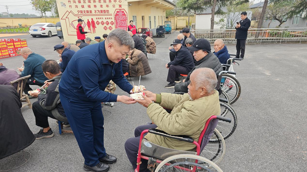 河南确山：八年坚守 乡贤敬老传美德