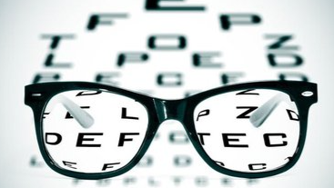 一个加速眼睛报废的动作，你可能天天做（不是关灯看手机）