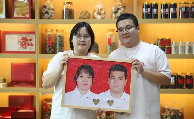 广东夫妻像双胞胎 网友建议查下DNA